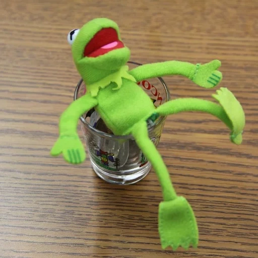 jouet kermite, cermite de grenouille, toy frog kermit, la grenouille est un jouet en peluche, le jouet de grenouille kermite