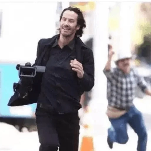 i piedi, keanu reeves, meme di keanu reeves, attore keanu reeves, keanu reeves paparazzi