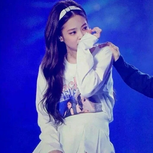 jeune femme, jenny kim, rose noir, jennie blackpink, jennie kim blackpink concert 2019