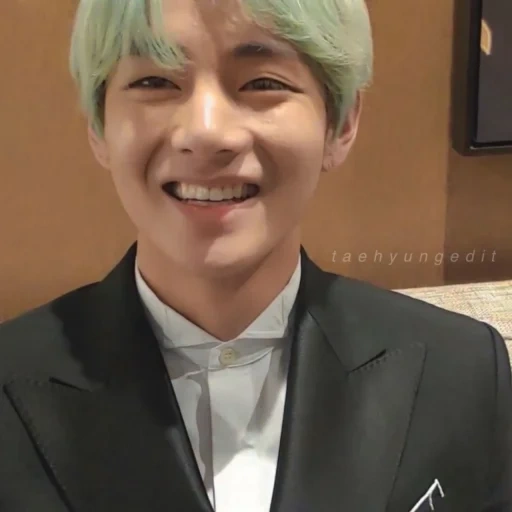 taehyung, taehen kim, kim ta hyun, ragazzi di bangtan, bts taehen sorride