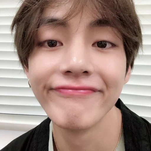 taehyung, taihen king, kim tae-hyun, bts taehyung, kim taihang macht ein selfie