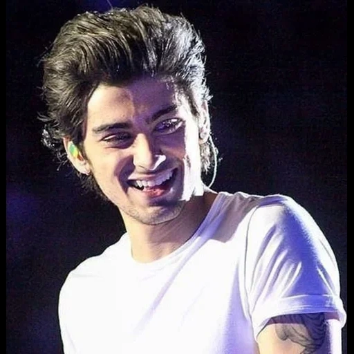 zayn, liam payne, zanin malik, louis tomlinson, zane está sorrindo