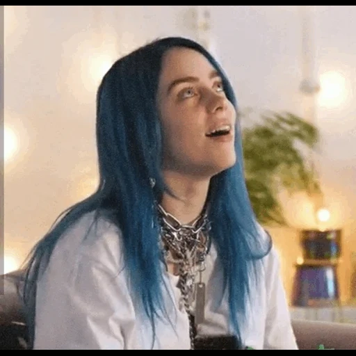 billy ailish 2021, billy ailish lächelt, billie eilish blue haare, wach blaue haare schlagen, billy ailish mit blauem haar