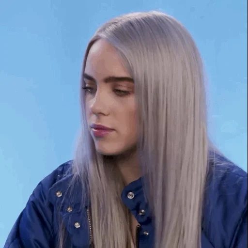 junge frau, billy ailish, billie eilish, billy ailish lächelt, fotos von billie eilish