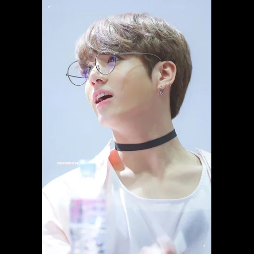 zheng zhongguo, cuerpo juvenil de bomba de defensa nacional chong, bts jungkook, qimin bts choker