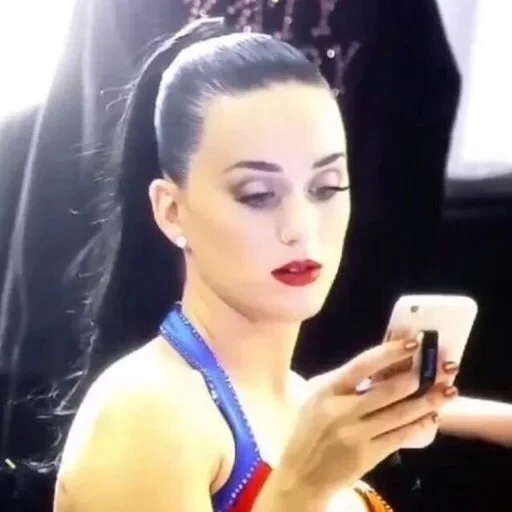 le persone, la ragazza, trucco di capelli, orecchini katie perry, ekaterina marinina