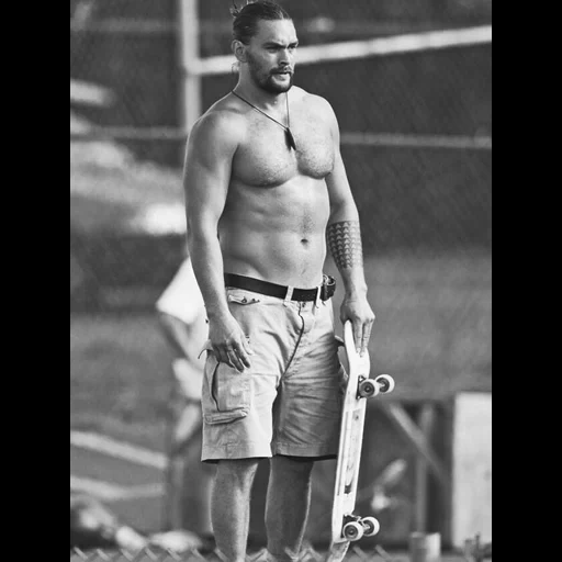 der seekönig, jason momoya, jason momoa skateboard, jason momoa trägt kein t-shirt am oberkörper