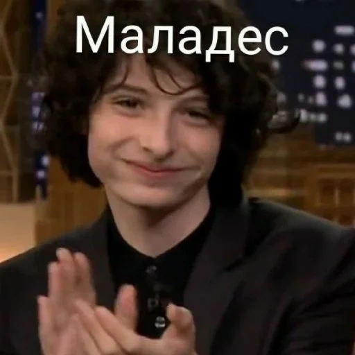 jack glazer, finn walfard, coisas muito estranhas, finn wolfhard sorri, finn walford