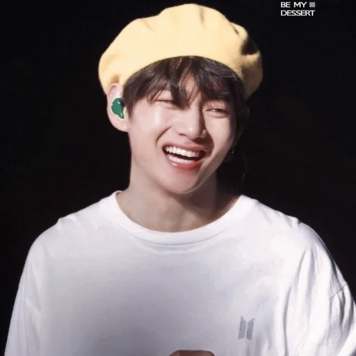 jung jungkook, kim ta hyun, taehyung bts, sonrisa cuadrada taehen, boina amarilla taehyun