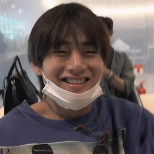 taehyung, kim ta hyun, taehyung bts, taehyun tersenyum pada pria, smiling taehen city