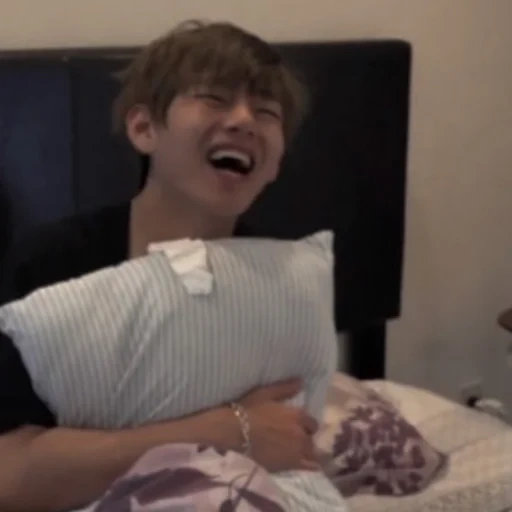 namjun bts, los muchachos bangtan, la sonrisa de taehen, taehyun con una almohada, kim taehen material de novio