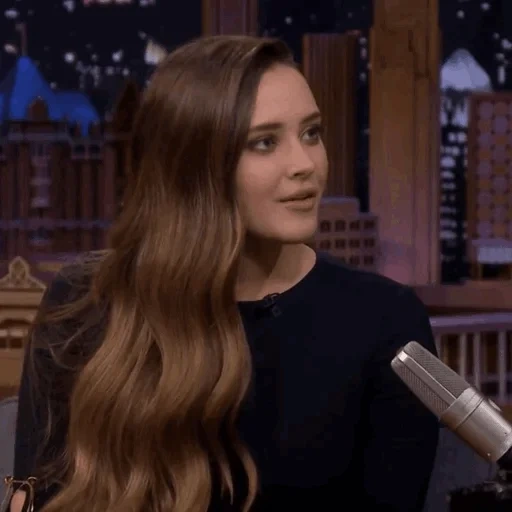 junge frau, marfa larson, zoya deuts betrüger, katherine langford 2022, kristen wiig jimmy fallon