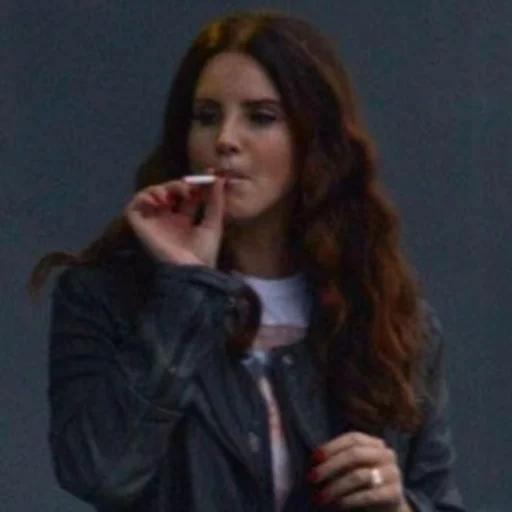 junge frau, indonesien, lana del rey, lana del rey rauchen, lana del rey raucht stage