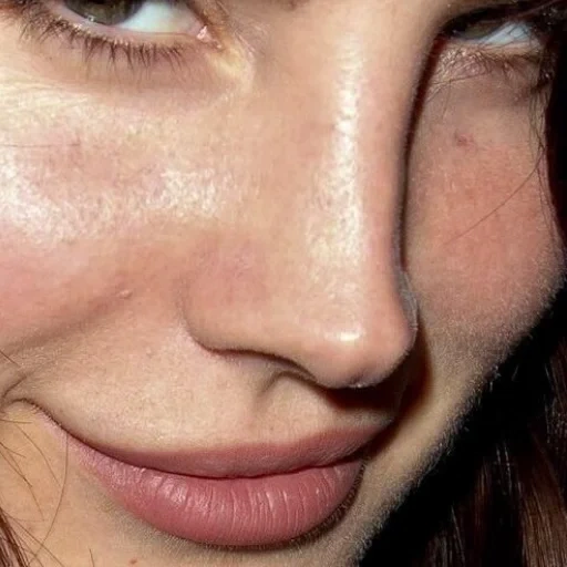 mujer joven, brillantina, cara de meme, imperfección, lana del rey