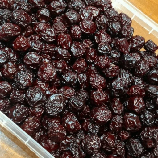 raisins secs noirs, la cerise est lente, cerise séchée, arménie séchée par cerise, cerise séchée sans os