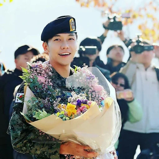 ator coreano, ator coreano, ator coreano, exército super júnior enhe, rever exo para retornar ao exército