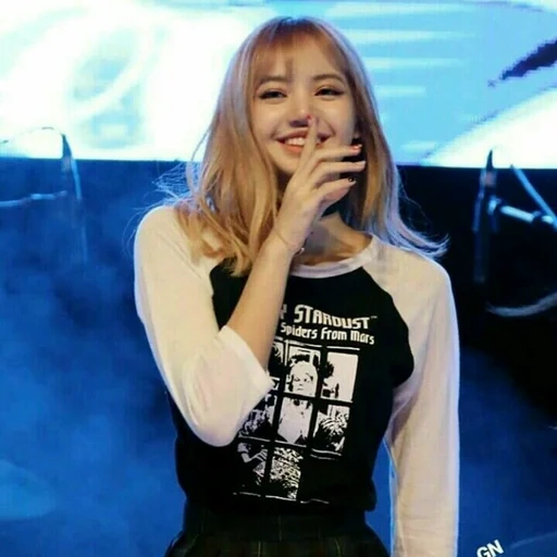 chica, polvo negro, lisa blackpink, jenny blackpink, blackpink lisa sonríe