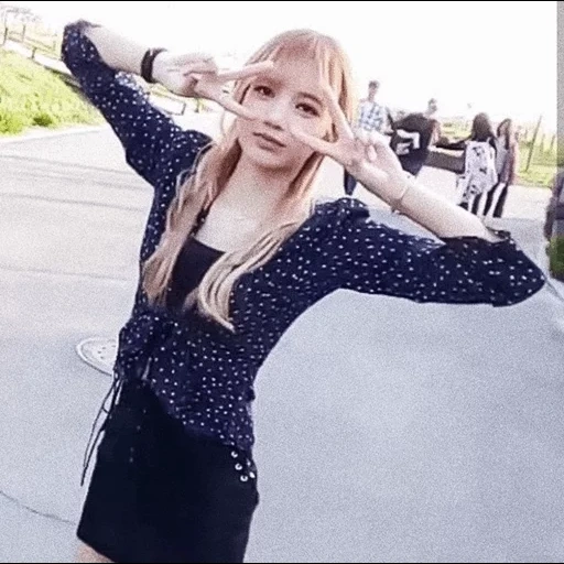 jeune femme, rose noir, la fille est chère, lisa blackpink, blackpink vlive