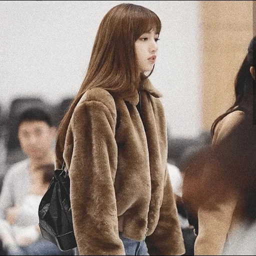 rose noir, blackpink lalisa, aéroport de lisa blackpink, lalisa manoban fur coat 2020, aéroport de lalisa blackpink