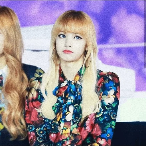 jeune femme, rose noir, ensemble maintenant, lisa blackpink, lalisa manoban