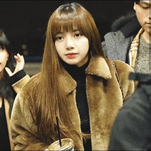 jisoo lisa, polvo negro, lisa manoban, blackpink lisa, banda del ejército de zorros blackpink