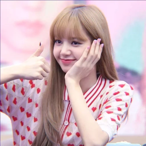 la macchina fotografica, polvere nera, lisa blackpink, inserisci una query, lalisa manoban sussurra