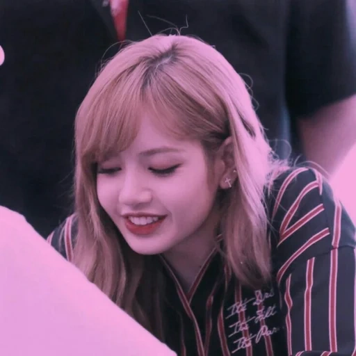 jeune femme, rose noir, rose noir, lisa blackpink, blackpink débuts