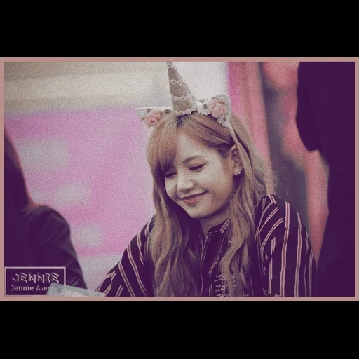 petite fille, poudre noire de renard, fox blackpink, lisa blackpink, lisa fansign crown