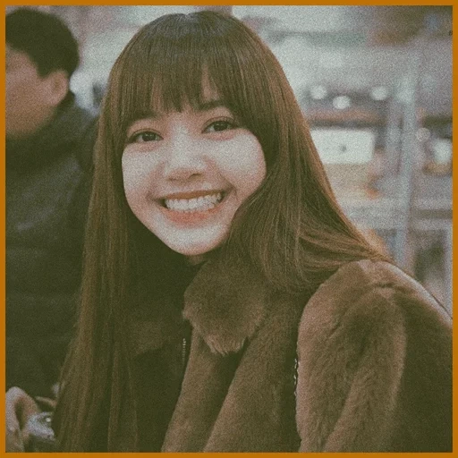 filles, poudre noire, lisa blackpink, lisa blackpink fur coat, vidéos de you are the school 2015