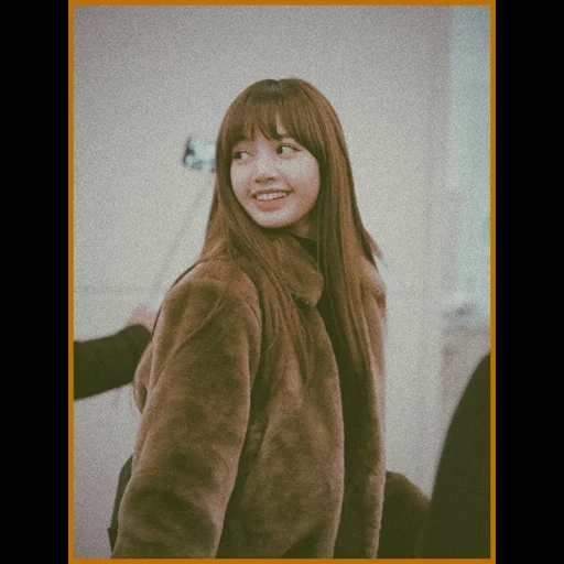 la ragazza, jin ji show, polvere nera, blackpink lisa, cappotto in pelle lalisa manoban