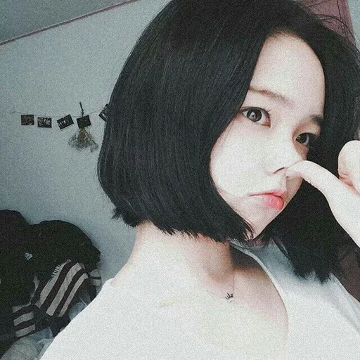 kinhani, cheveux coréens, kara korea pleure, femme coréenne aux cheveux courts, selfie coréen cheveux courts