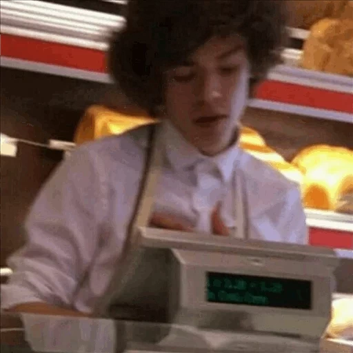 styles harry, one direction harry, boulangerie harry styles, jeune harry styles meme, 16 épisode deux filles peu profondes