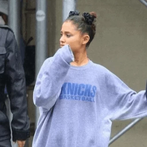 jeune femme, ariana grande, ariana grande hudy, ariana grande sous la pluie, ariana grande hudie oversiz