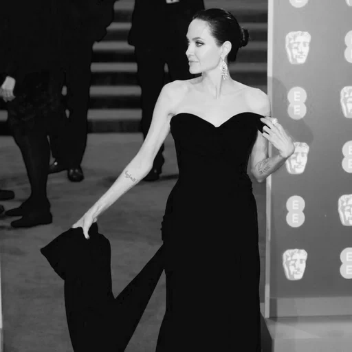 angelina jolie, angelina jolie oscar 2012, angelina jolie baffa 2018, vestido de angelina jolie eli saab, vestido negro de angelina jolie 2000