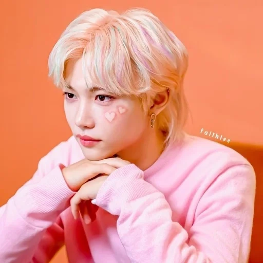 felix lee, felix stray kids, platinum biondo, taglio di capelli corto biondo, acconciatura donne di mazzuola 2022 tt