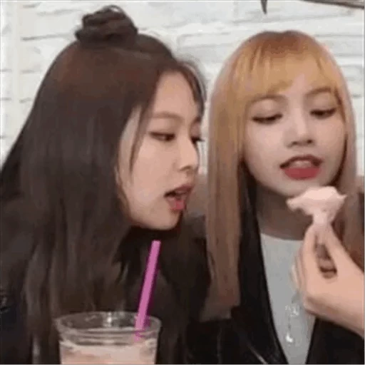 poudre noire, mème de poudre noire, crème de glace rose noire, jenny mange de la poudre noire, le groupe blackpink jisu jenny