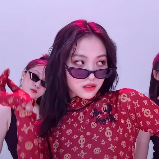 mujer joven, kim jisu, rosa negro, itzy ryujin, por lo tanto estoy cubierto por itzy ryujin