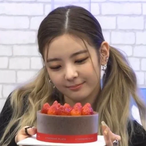 asiatico, giovane donna, torta coreana, jenny blackpink, blackpink jennie