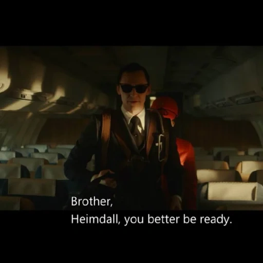 tom hiddleston, di bi cooper loki, frame de la película, entrevista con joseph gilgan en ruso, kate herron