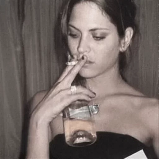 женщина, человек, курящая девушка, анджелина джоли курит, анджелина джоли бокалом