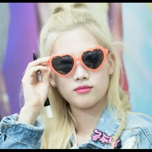 rubia, yoona blond, chica asiática, gafas redondas niña