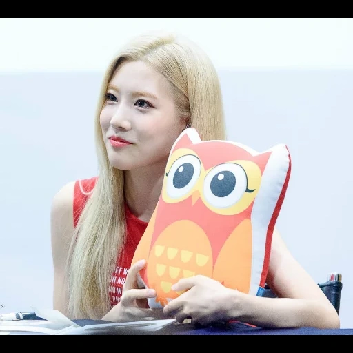 loona, kim lip, чхве суён, loona kim lip, hello venus нара