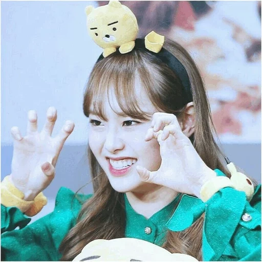 chuu, cui suzhen, chuu loona, loona kpop, menina asiática