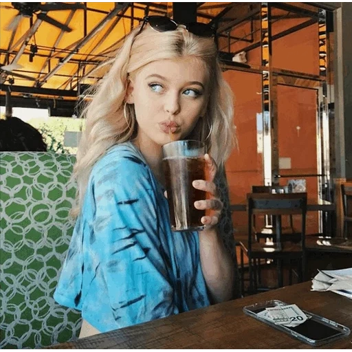 jeune femme, loren gray, gigi hadid, lauren gray cafe, fille blonde