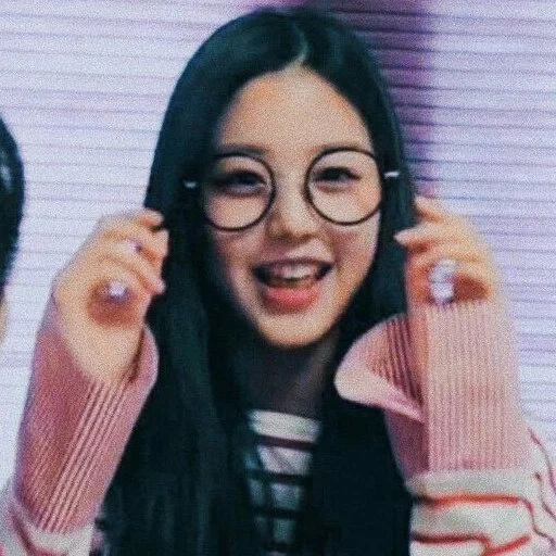 asiatiques, ils l'ont engagé, kpop girls, wonyoung izone, saransk maria yerovkina