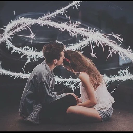 signes d'amour, je me suis attaché, un couple avec des lumières du bengale, le gars est une fille garland, séance photo d'un couple avec une guirlande