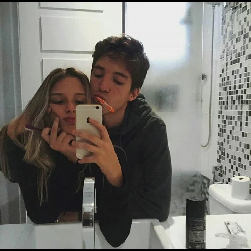 hermosa pareja, un par de chicos, pareja adolescente, hermosa pareja en el espejo, hermosa pareja adolescente