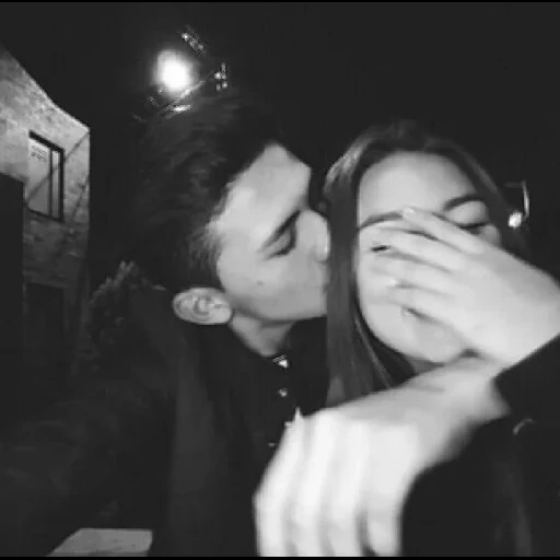 coppie adorabili, coppie innamorate, un bacio romantico, adorabile coppia adolescente, la ragazza bacia la guancia del ragazzo al buio