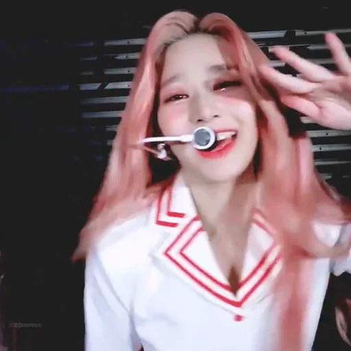 kpop, junge frau, koreanische art, rosa haarfarbe, mit rosa haaren
