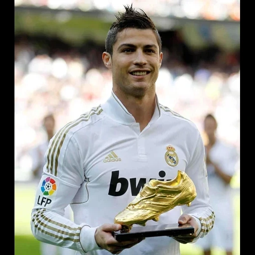 ronaldo, cristiano ronaldo, cristiano ronaldo royal, cristiano ronaldo footballeur, biographie de cristiano ronaldo